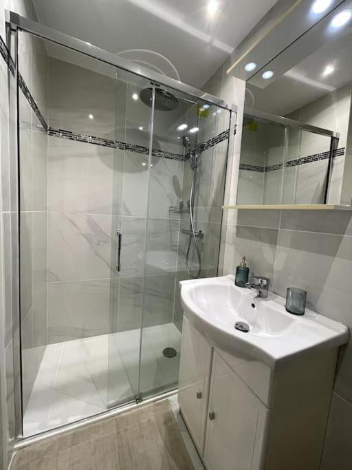 Appartement Cosy Et Moderne Proche De Disneyland Bussy-Saint-Georges Bagian luar foto
