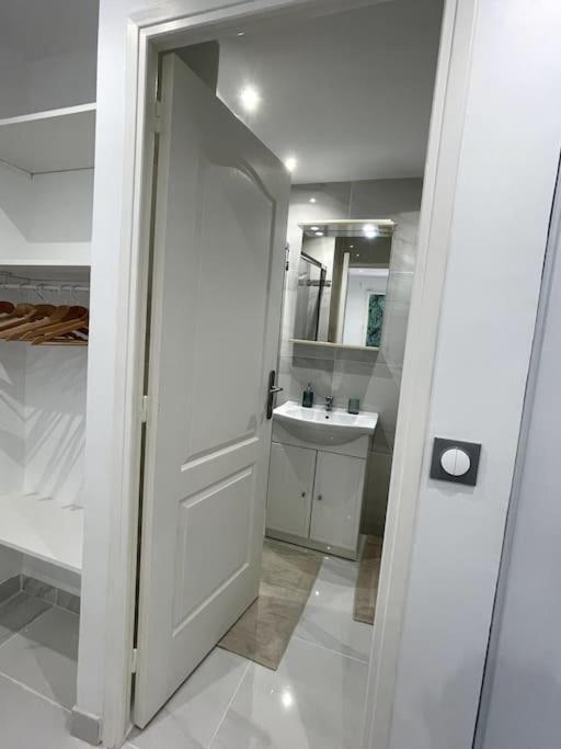 Appartement Cosy Et Moderne Proche De Disneyland Bussy-Saint-Georges Bagian luar foto